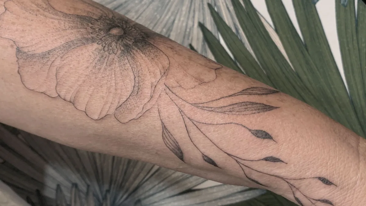 Tatouage Floral Fine Line dans le Var