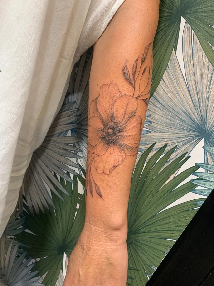 Tatouage Floral Fine Line dans le Var - photo