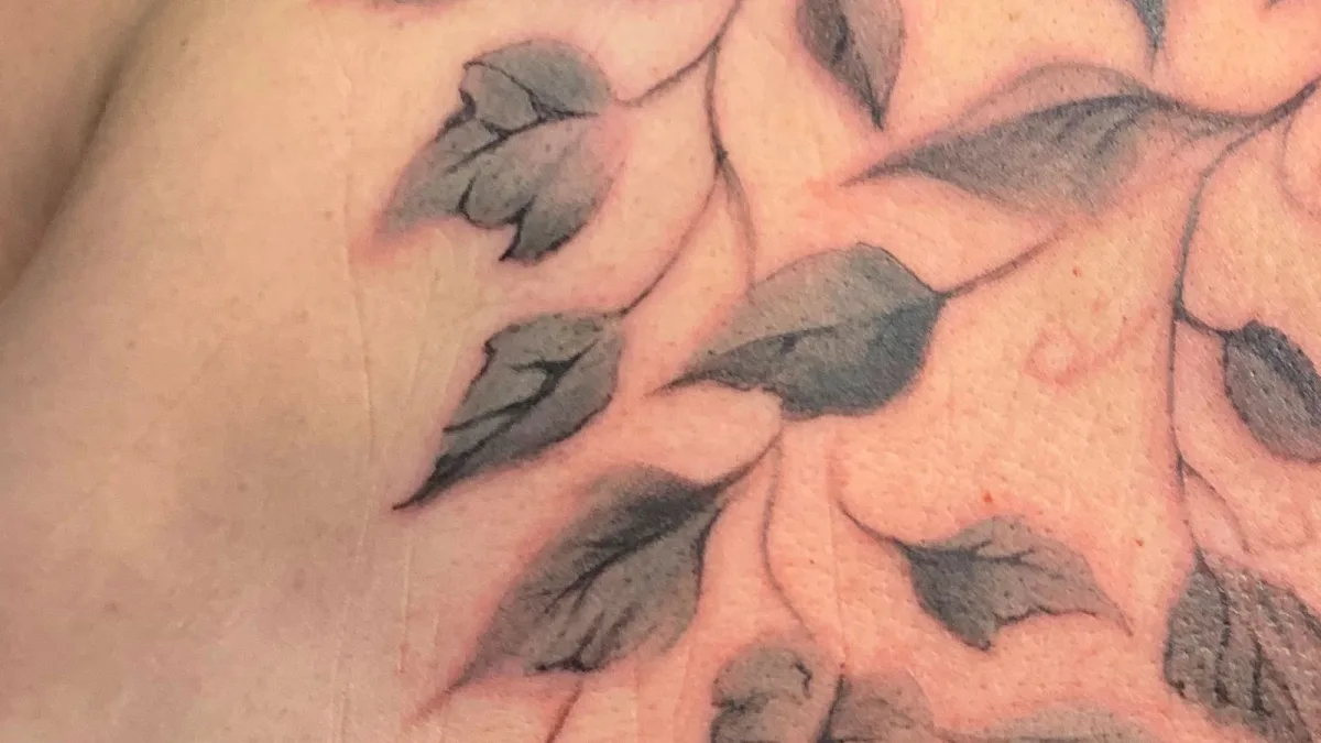 Tatouage feuillage freehand dans le Var