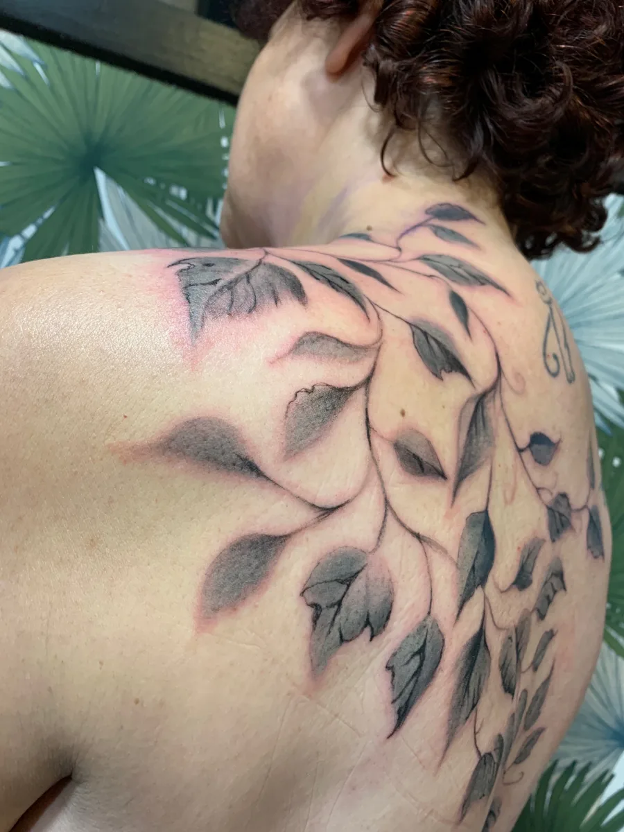 Tatouage feuillage freehand dans le Var - photo
