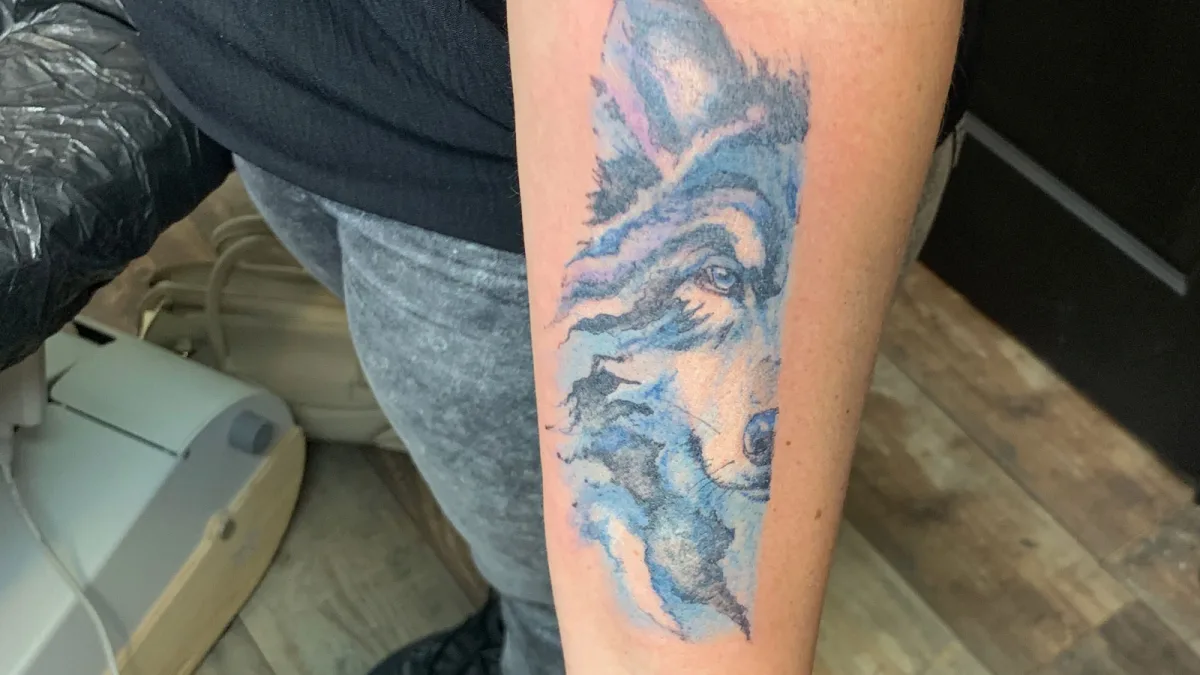 Tatouage loup aquarelle sur mesure dans le Var