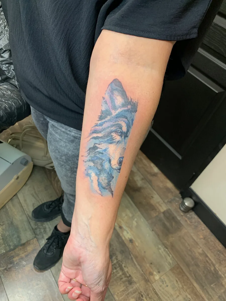 Tatouage loup aquarelle sur mesure dans le Var - photo 2