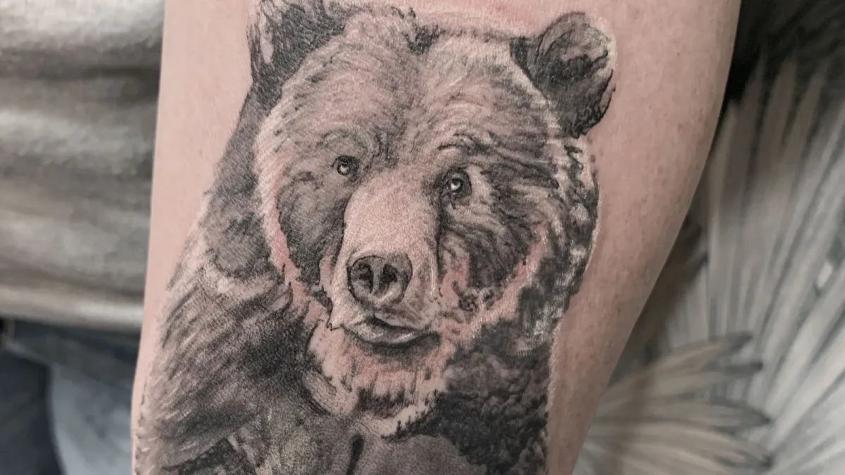 Tatouage ours : force, instinct et création sur mesure