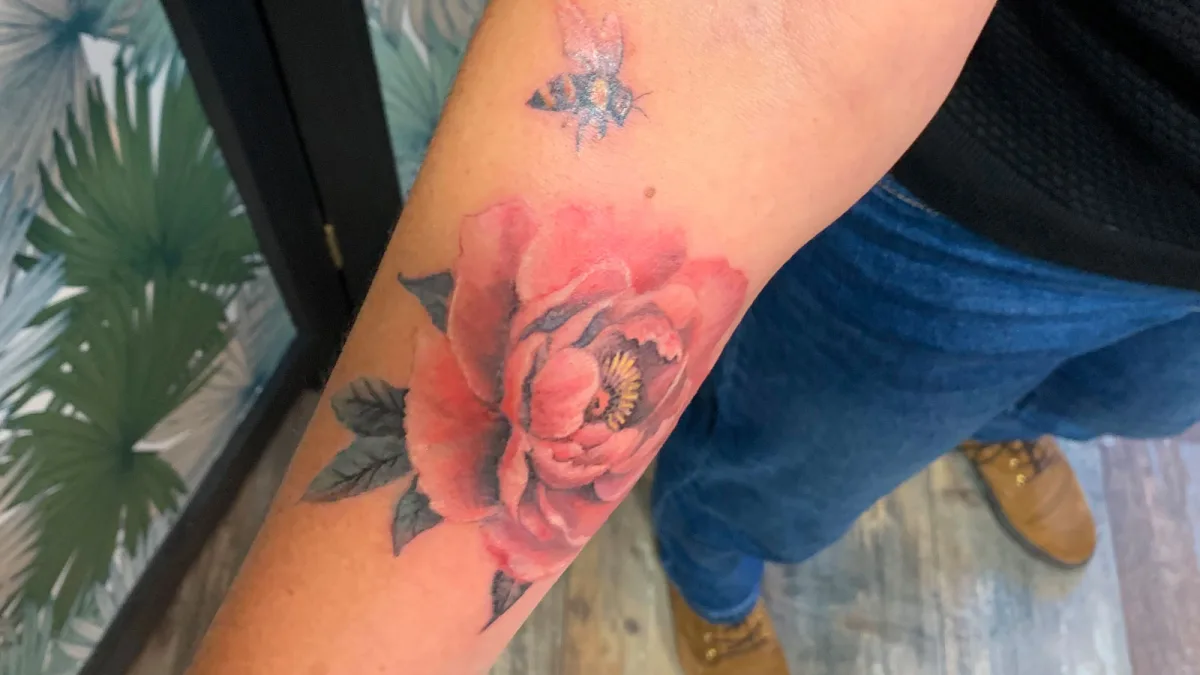 Tatouage Pivoine : une fleur, mille façons de la porter