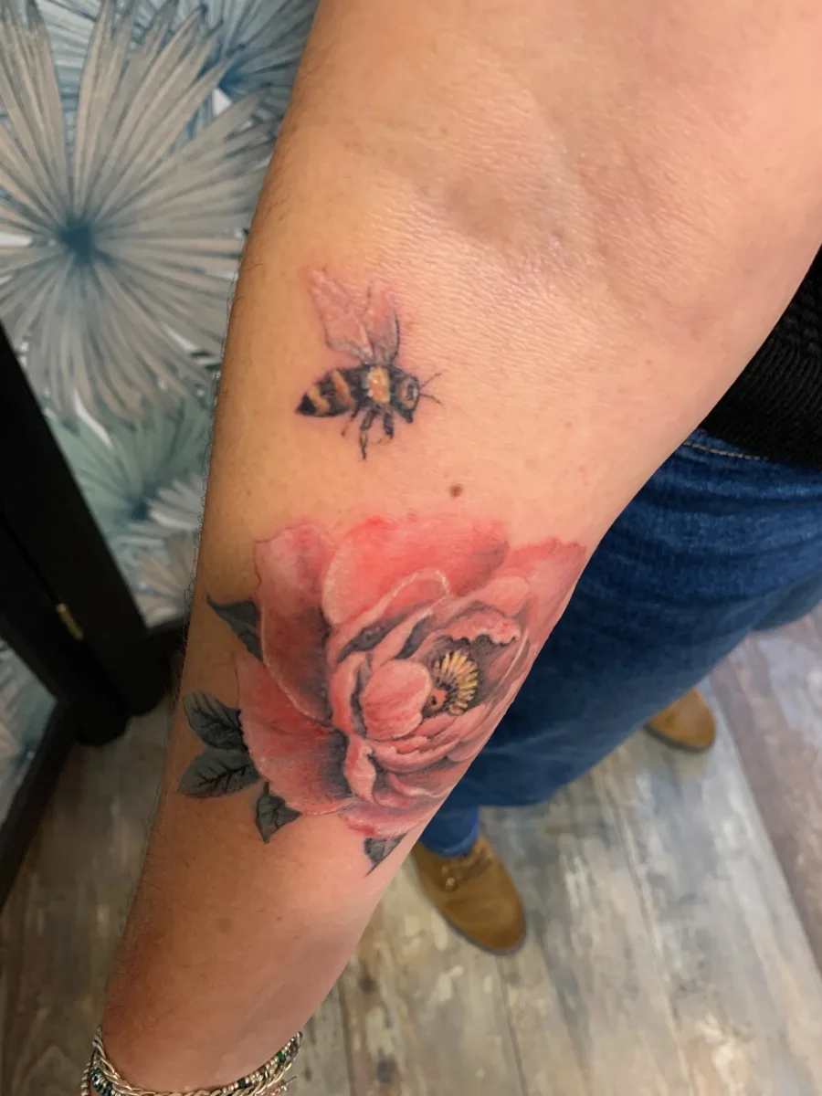 Tatouage Pivoine : une fleur, mille façons de la porter - photo