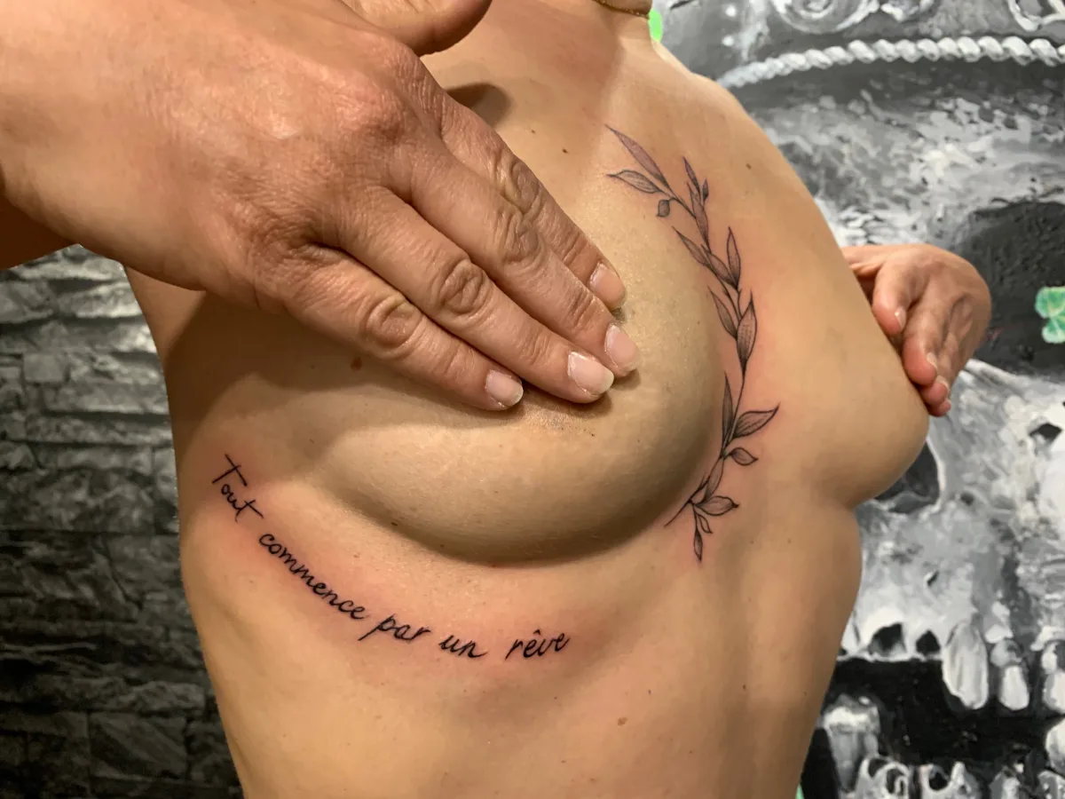 Tatouage poitrine calligraphie et végétal - photo 2