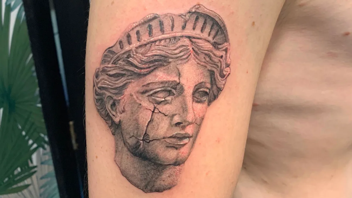 Portrait de statue grecque tatoué sur mesure
