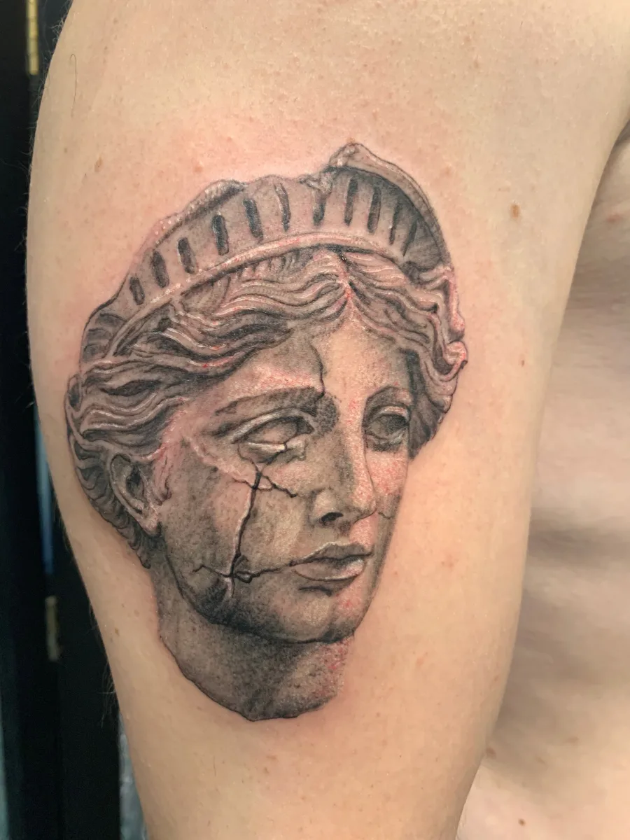 Portrait de statue grecque tatoué sur mesure - photo