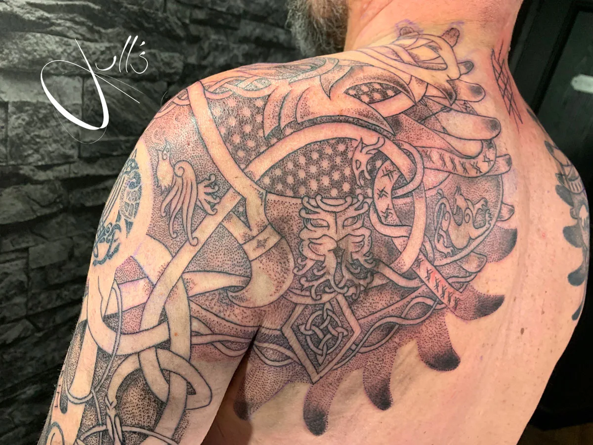 Tatouage Runes Viking sur Mesure dans le Var