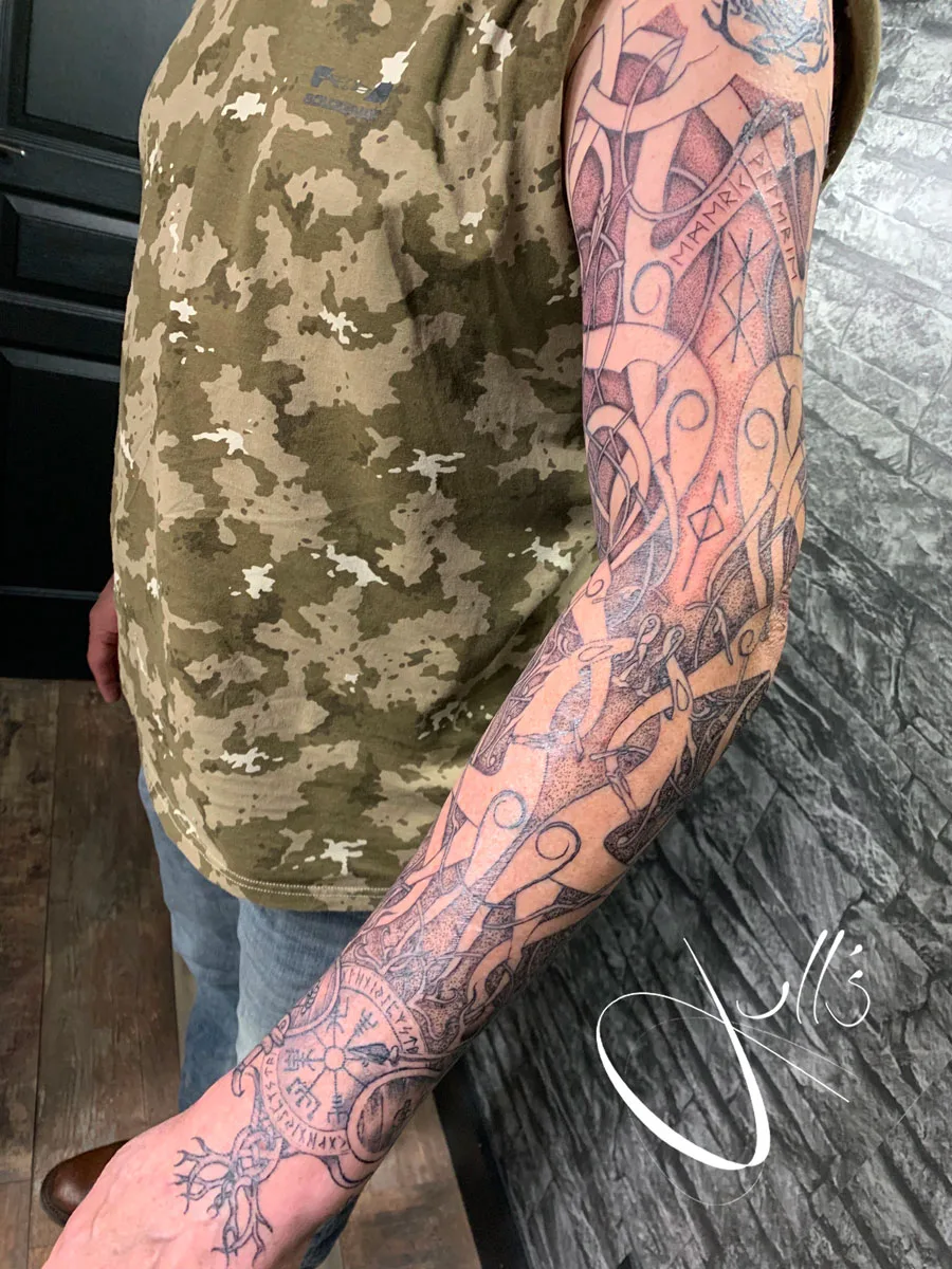 Tatouage Runes Viking sur Mesure dans le Var - photo
