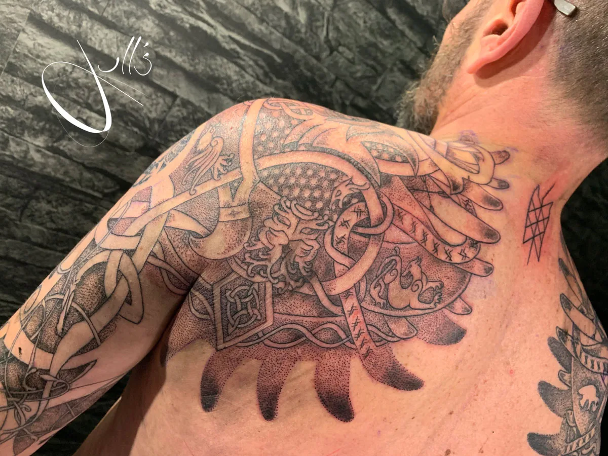 Tatouage Runes Viking sur Mesure dans le Var - photo 2