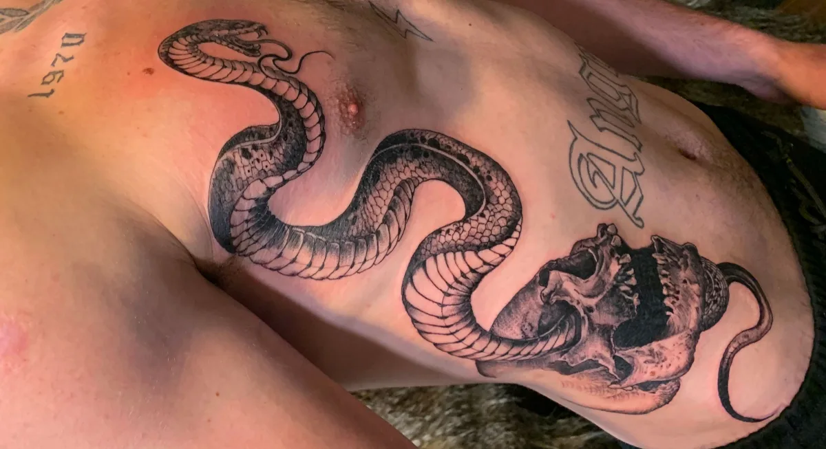 Tatouage Serpent et Crâne — Une œuvre sur mesure dans le Var