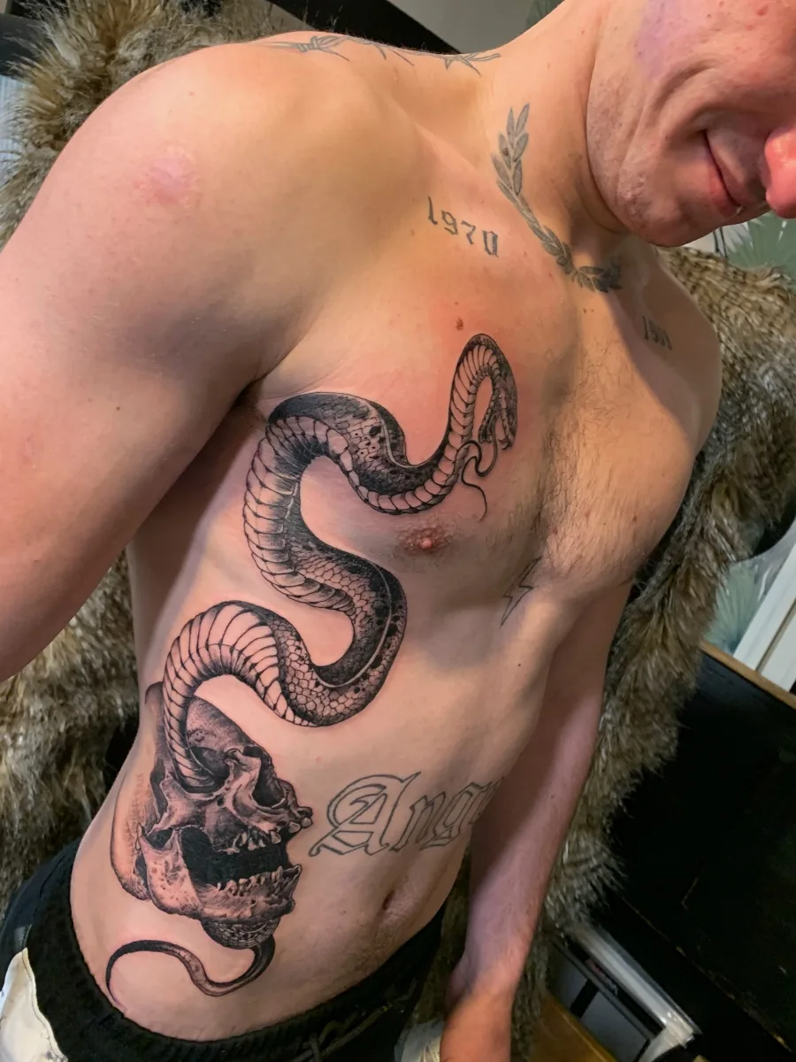 Tatouage Serpent et Crâne — Une œuvre sur mesure dans le Var - photo 2