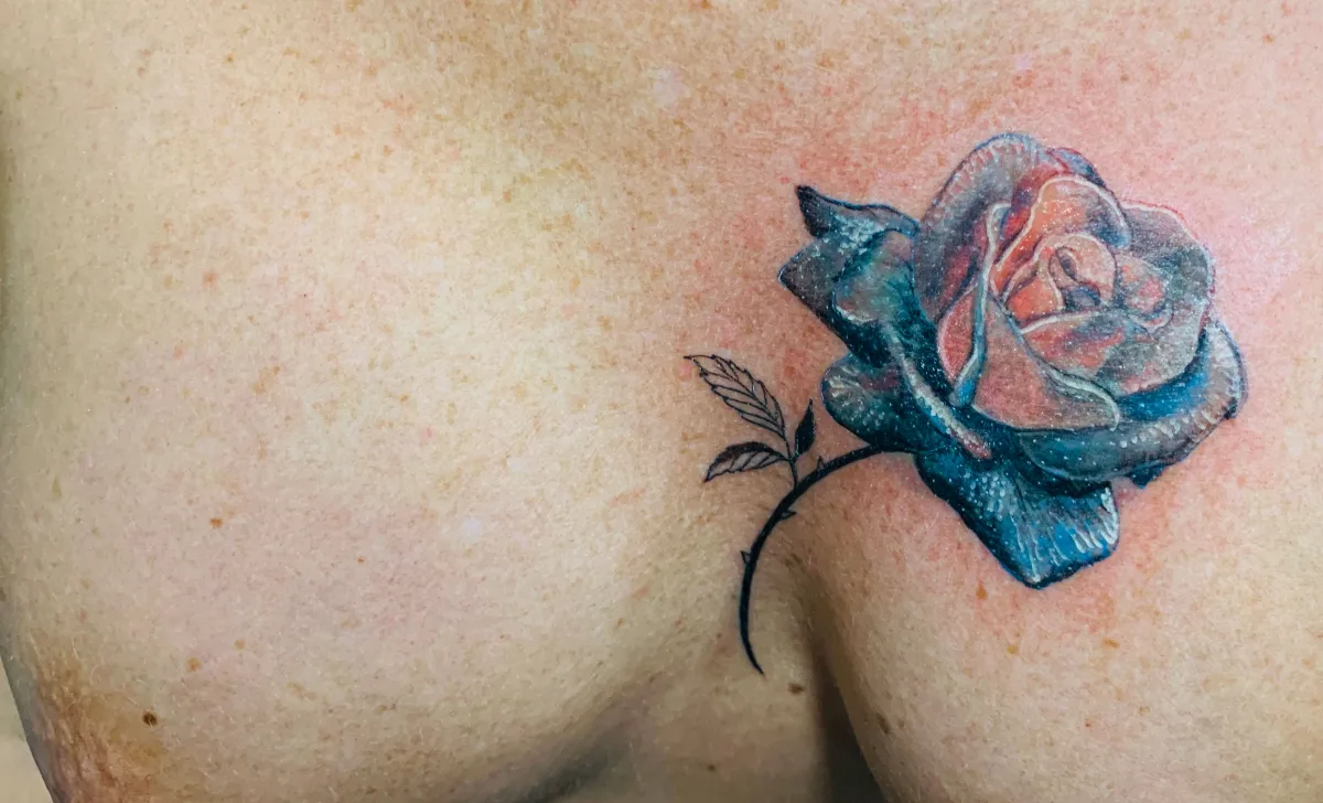 Tattoo Cover Poitrine : une rose bleue pour effacer le passé