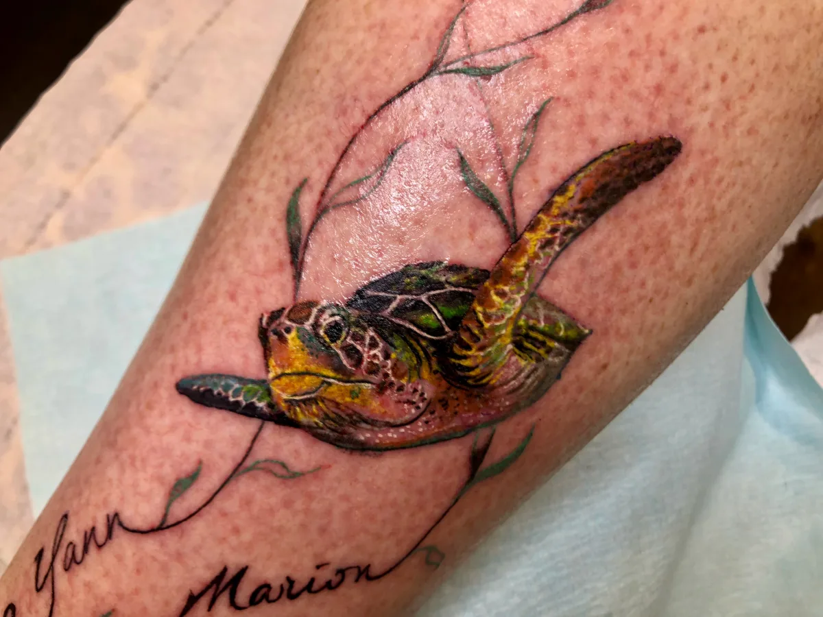 Tortue hyperréaliste : un tatouage vivant sur ta peau