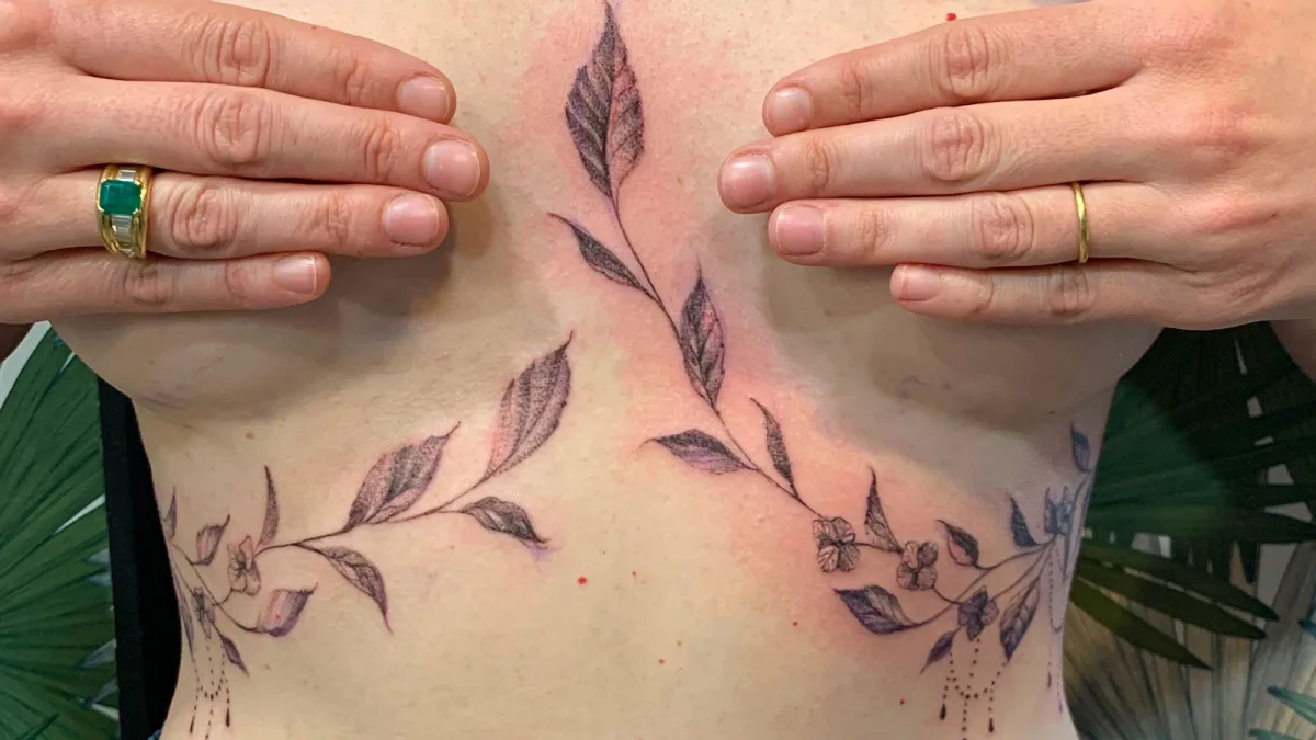Underboobs végétal : un tatouage féminin et sur mesure