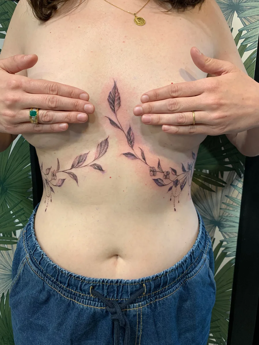 Underboobs végétal : un tatouage féminin et sur mesure - photo